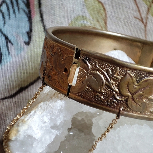 Glass Amethyst Vintage Floral Leaf Pattern Embossed Hinged Bangle Bracelet Wear - Picture 9 of 15